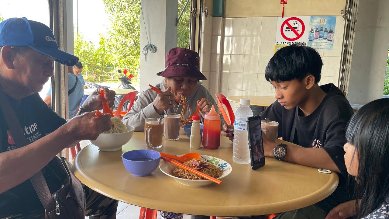 Bawa Orang Sampun Makan Mee Di Kedai Foodcourt Papap Passin// Mandi Sebelum Balik Sibu