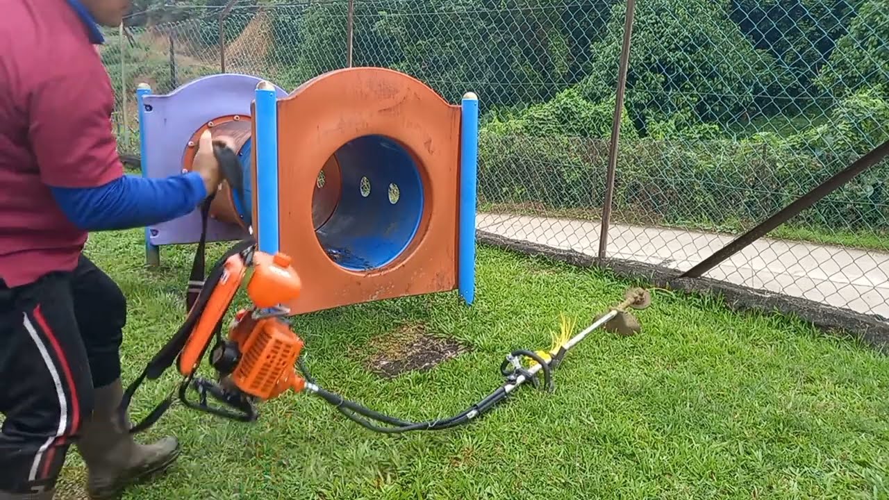 Mesin rumput sambil senaman..Tapi malangnya, mesin jadi masalah membuatkan kerja tergantung