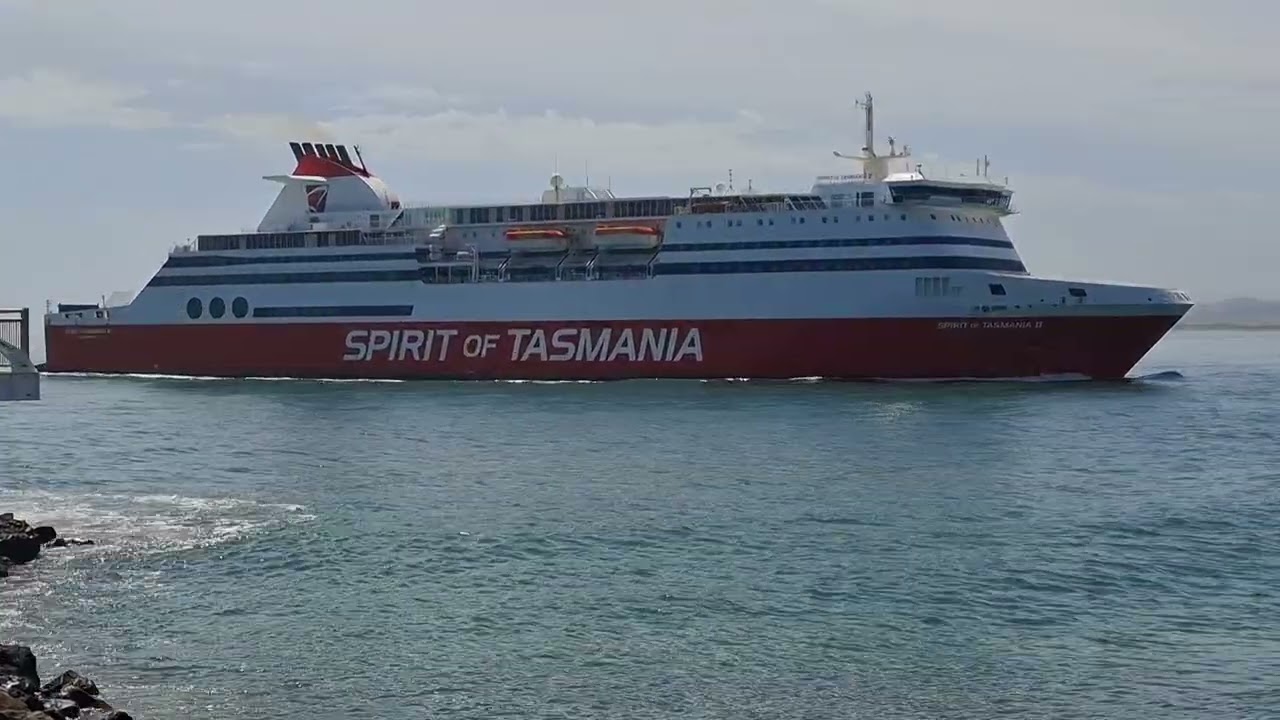 Mersey Bluff Lighthouse to Mersey River - Spirit of Tasmania 2 arrival 
