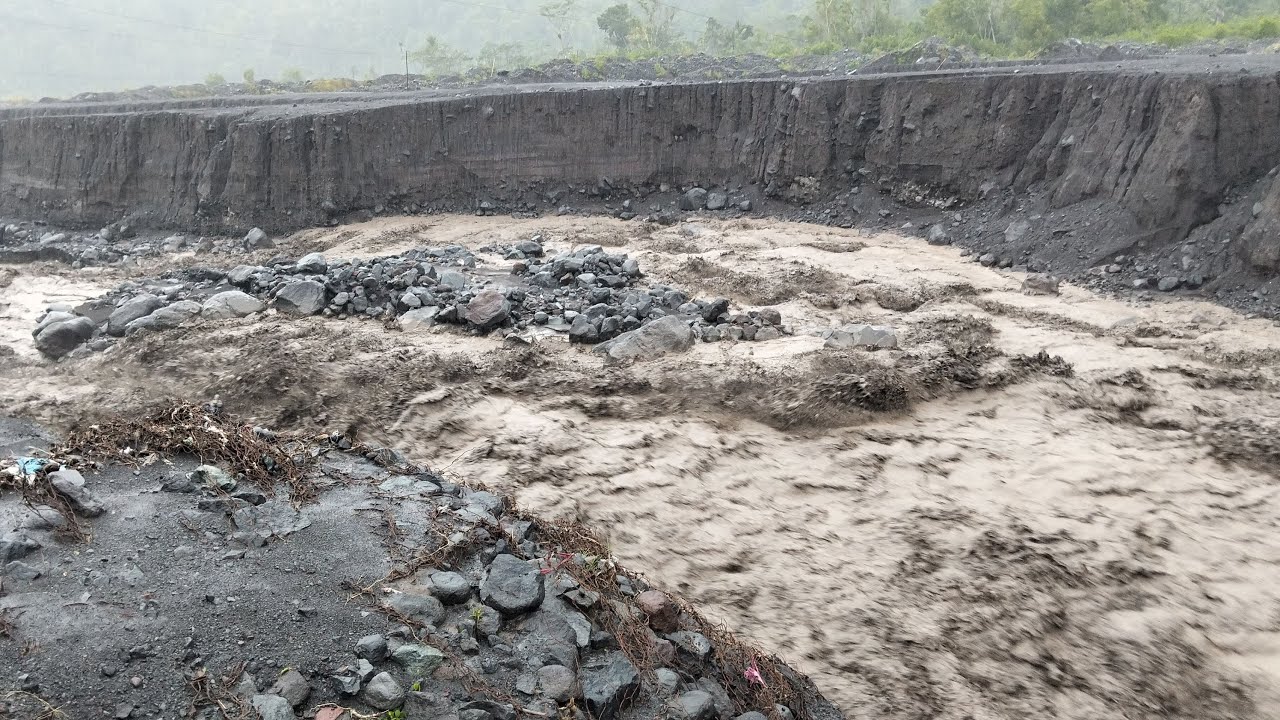 LIVE !!! LAHAR SEMERU SUSULAN LEBIH BESAR AWAS MINGGIR