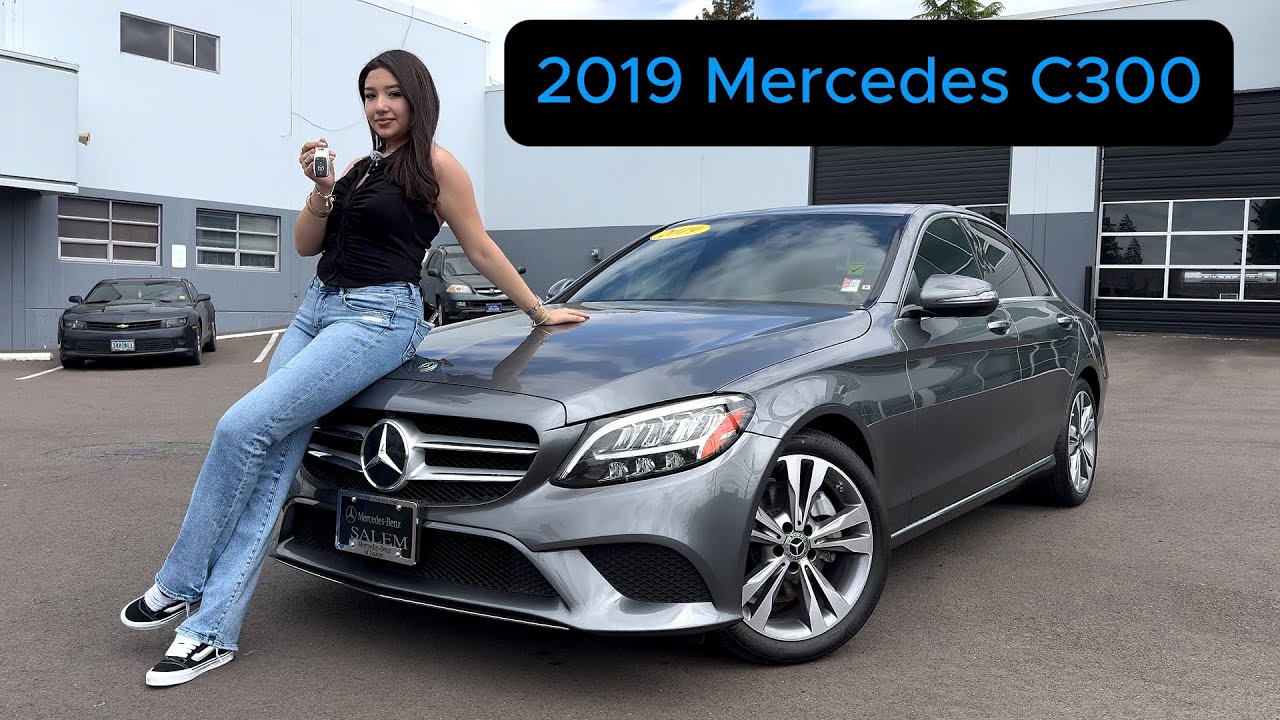 Mercedes-Benz C300 2019 presentado por una modelo increíble 💥