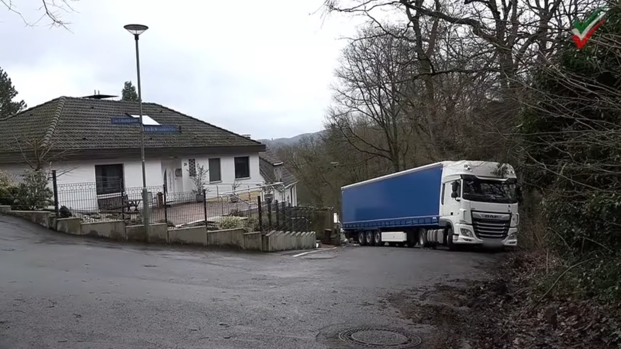 Застрял полуприцеп грузовика Водители грузовика хотели поехать из Хаспе в Дортмунд а