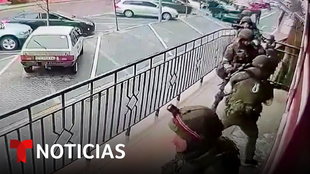 Así ocupan los soldados rusos un complejo de apartamentos en Kiev | Noticias Telemundo