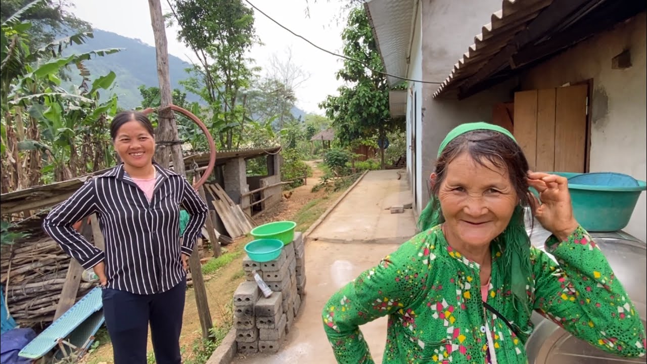 Chị Máy mặc đẹp xuống thăm nhà anh Pây Hầu. Anh pây hầu đi vắng mất hút . Hoàng Quốc Chung.