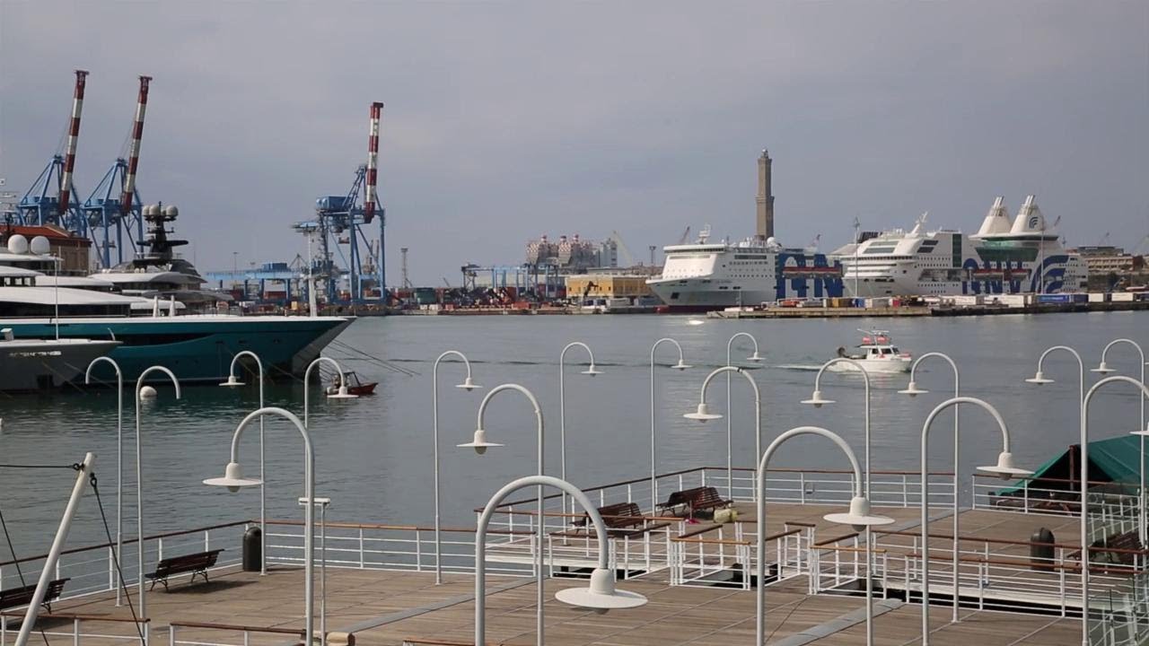 Genova, 11.36: il canto delle sirene in porto per le vittime del Ponte Morandi
