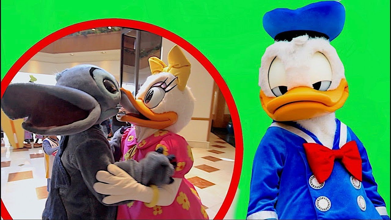 DAISY DUCK KISSED STiTCH AT PARADISE PIER!!!! | Disneyland Vlog Day 1