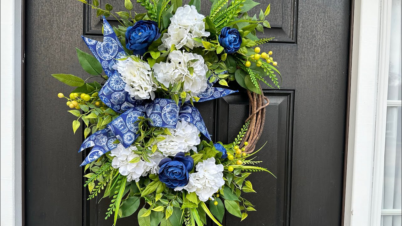 Here is a petite hydrangea and Ranaculus wreath with a Chinoiserie bow #chinoiserie #springwreath