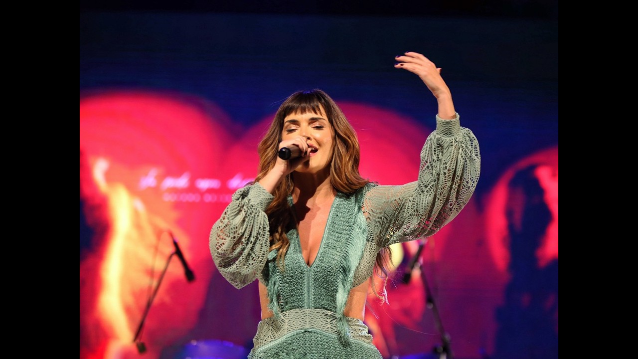 Mayana Neiva canta 