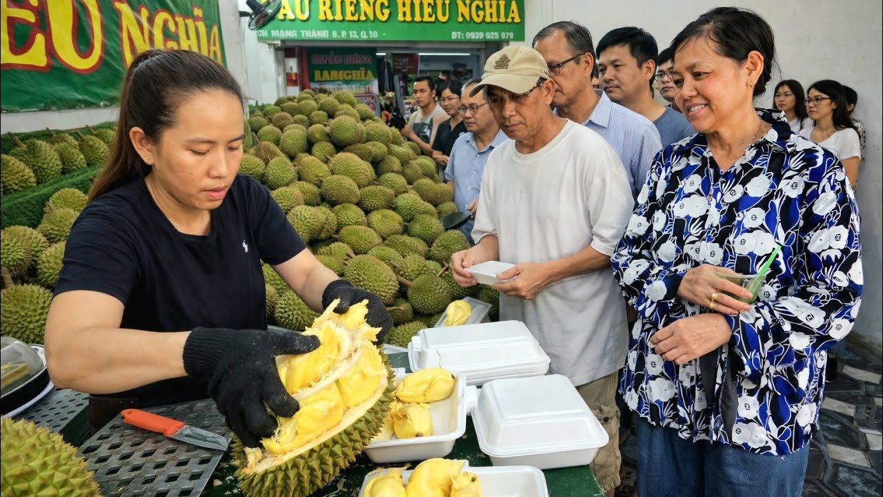 Cận cảnh khách xếp hàng dài chờ bà Chủ trổ tài khui sầu riêng cơm vàng hạt lép