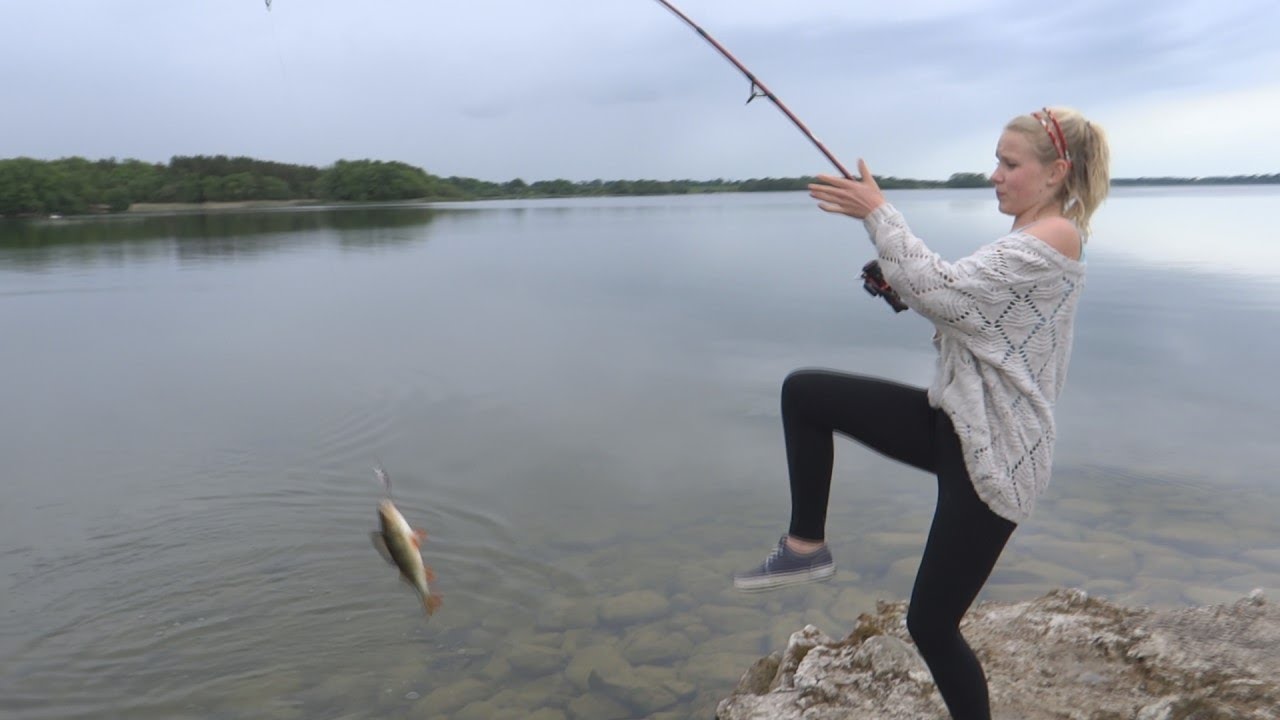 Teenage girl fishing for the first time and catches huge perch. Девушка ловит огромных окуней.