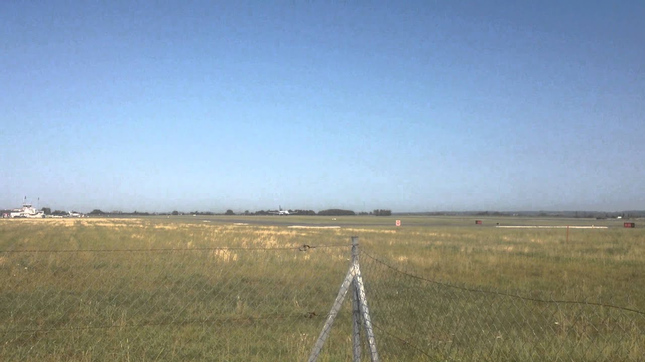 Boeing 737-800 ryanair taking off from bergerac LFBE
