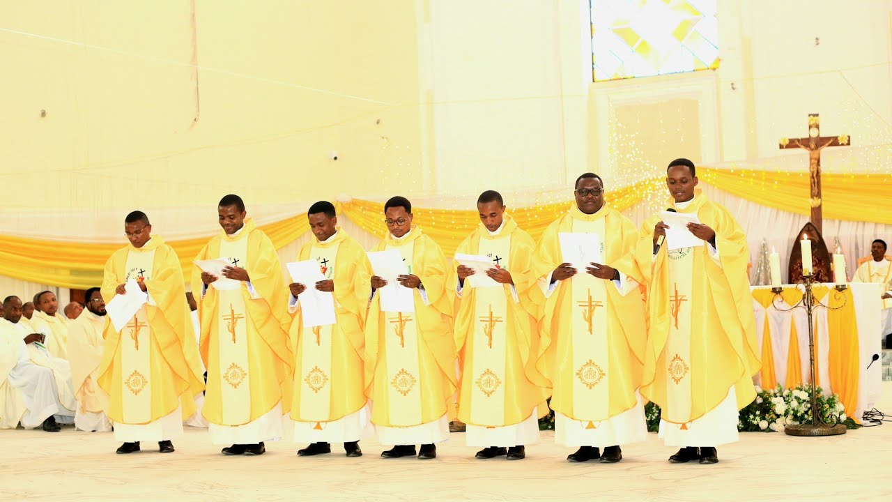 ASKOFU MKUU AWAKABIDHI VYETI MAPADRE WAPYA JIMBO KATOLIKI ARUSHA NA KUWAPANGIWA SEHEMU ZAO ZA UTUME
