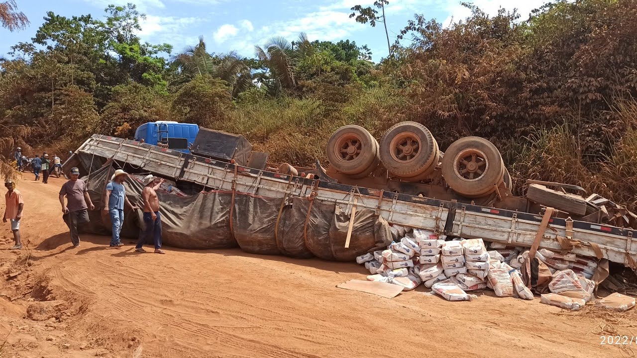 CARRETA TOMBOU NA LADEIRA DA LAMBRETA TRANSAMAZÔNICA