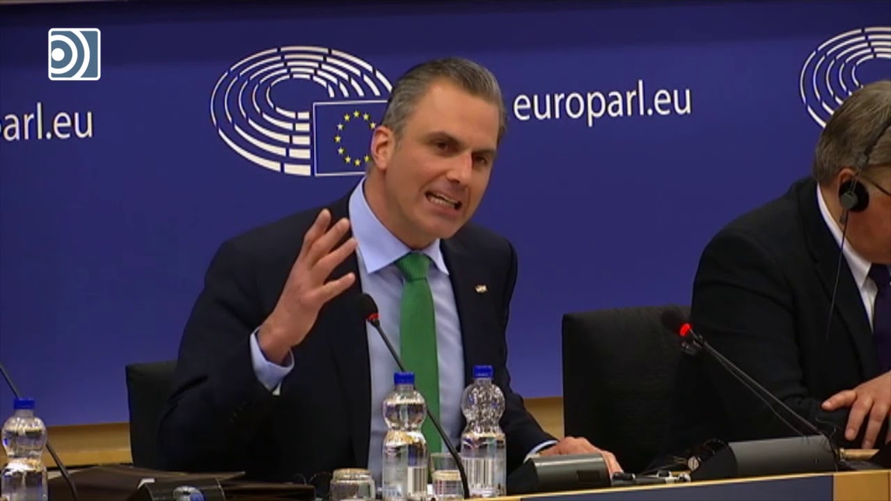 Ortega Smith responde a feministas en Bruselas: 