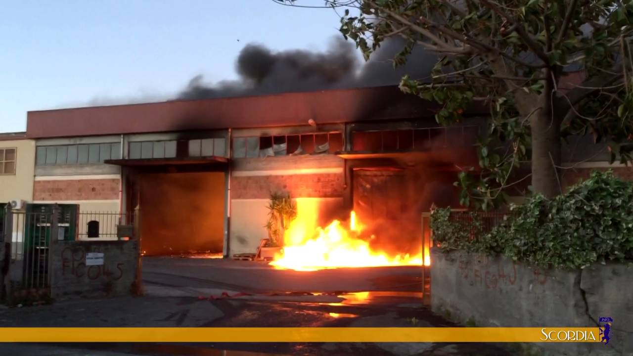 incendio capannone contrada Fico