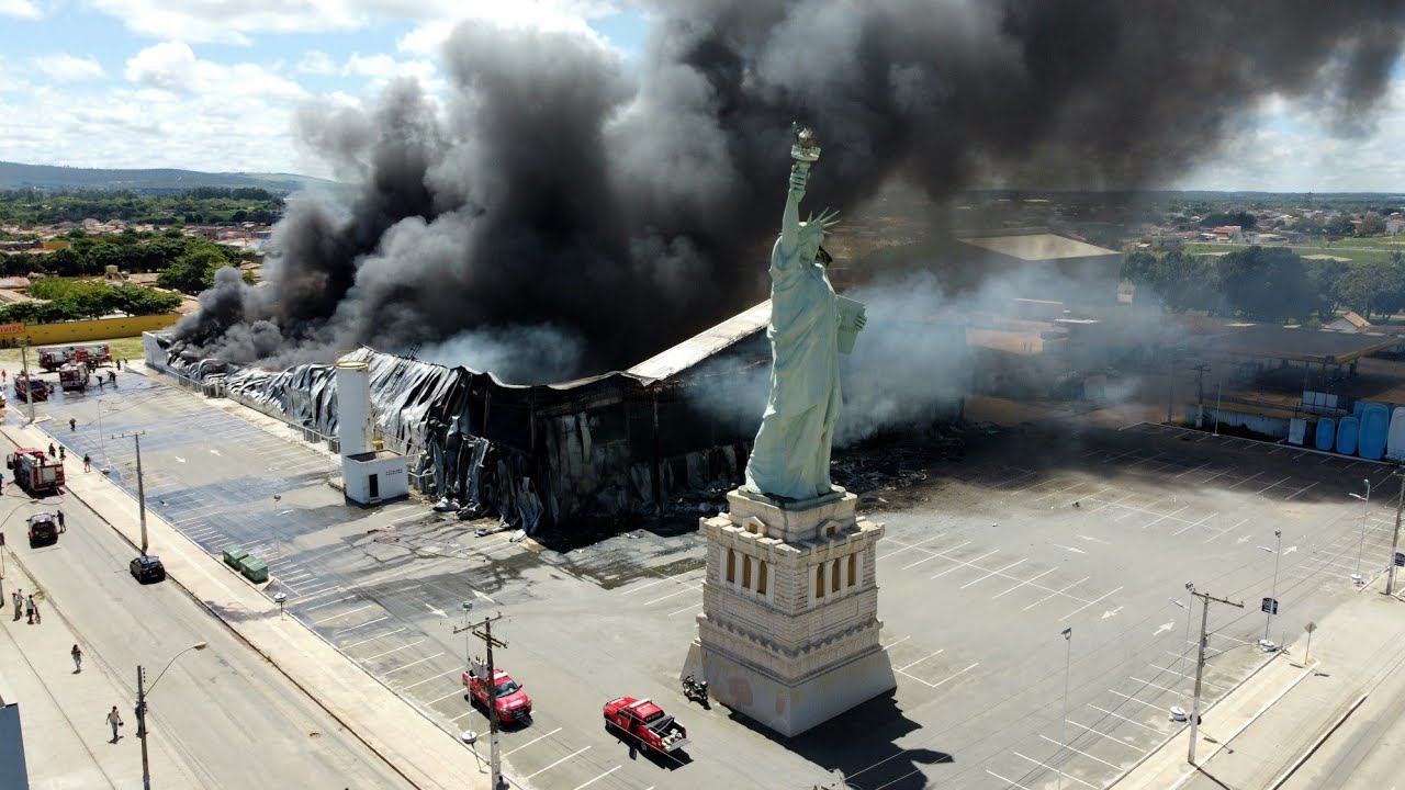 INCÊNDIO DESTROI LOJA HAVAN EM VITÓRIA DA CONQUISTA-BA IMAGENS AÉREAS