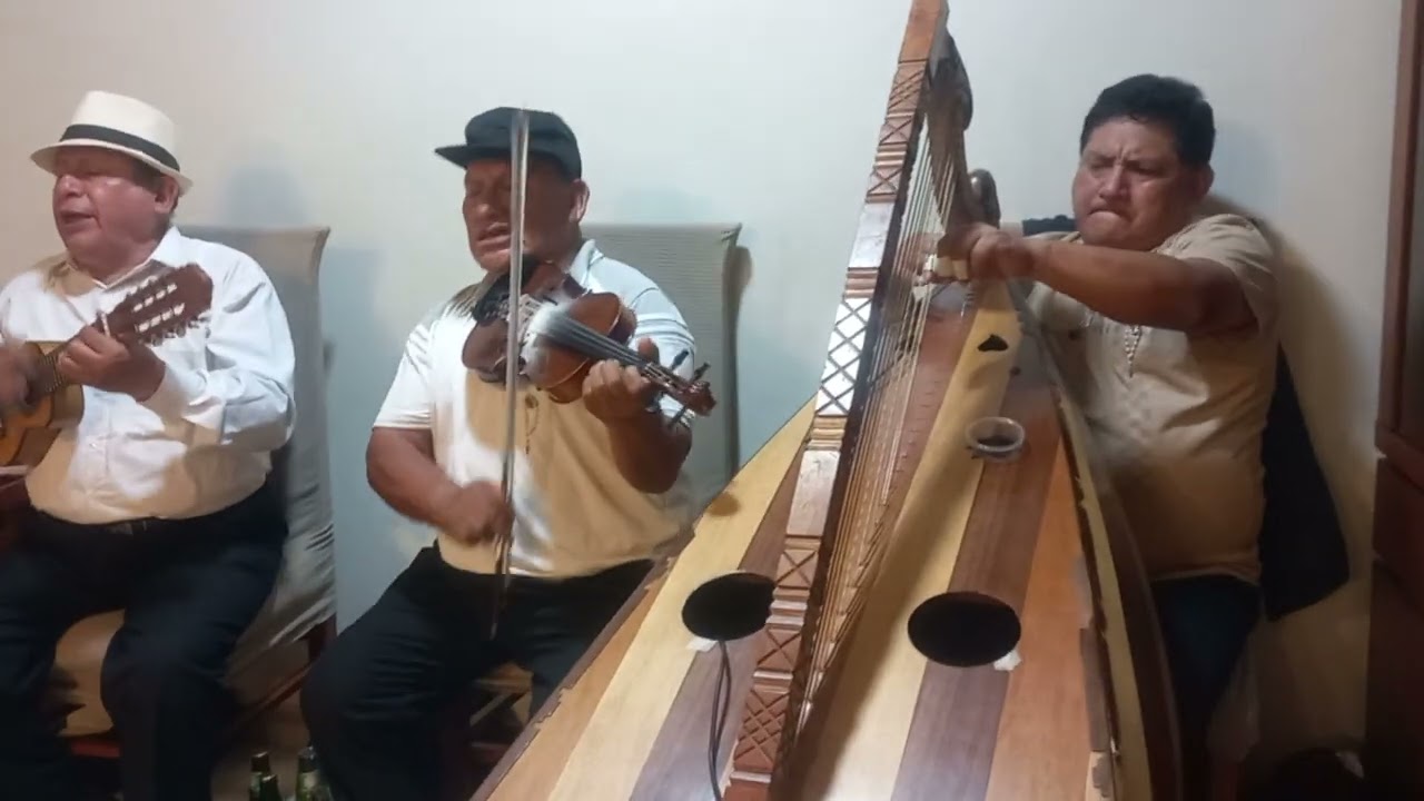 Pupurri de huaynos variados con Estudiantina del Sur de Chaviña