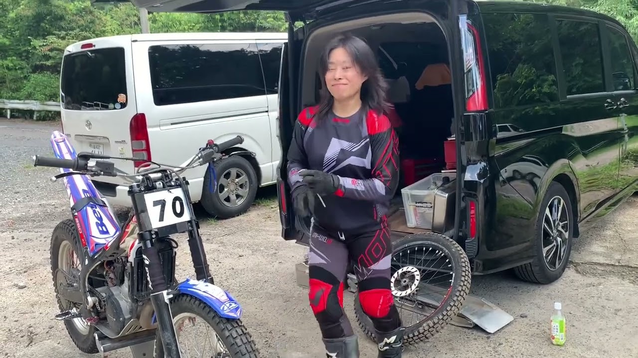 試合用バイクに仕様変更するヒロミさん
