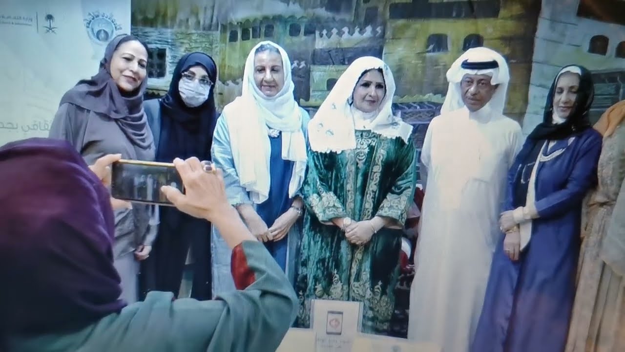 16-15)ختام الامسيةصورةجماعيةتذكاريةلعضوات النادي والمهنئين والمهنئات مع الباحث الموسيقي عصام وتهنئته
