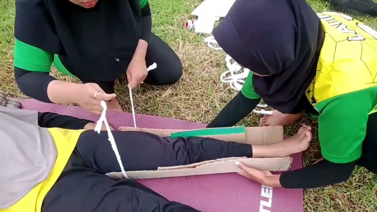 TUTORIAL PENANGANAN PATAH TULANG KAKI & KORBAN TIDAK SADARKAN DIRI ( KELOMPOK 02 )