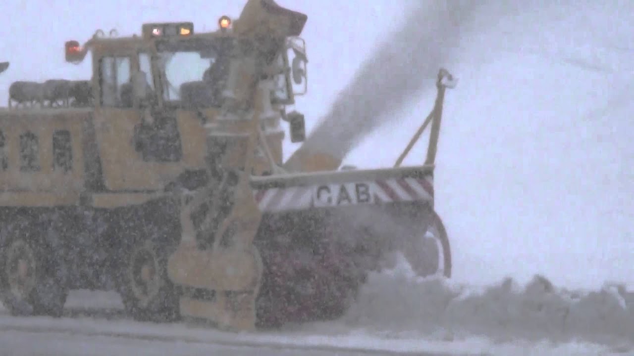 小松市　雪の小松空港と除雪風景