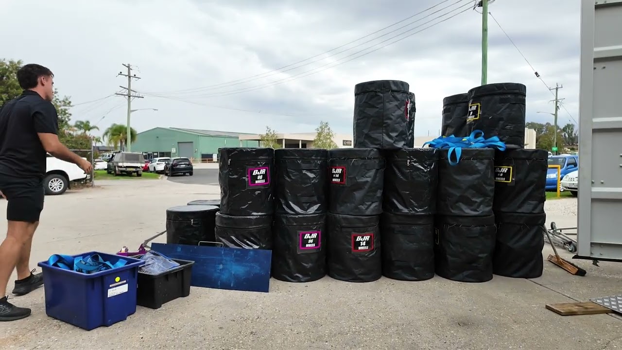 Упаковываем наши контейнеры для двух гонок подряд в Новой Зеландии.