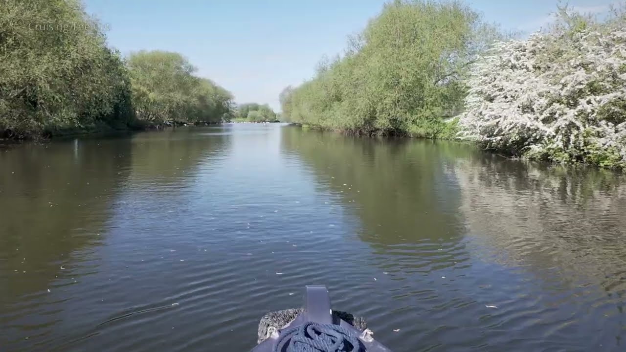 Canal boat cruises the River Trent from Newark to Stoke Lock (real-time recording)