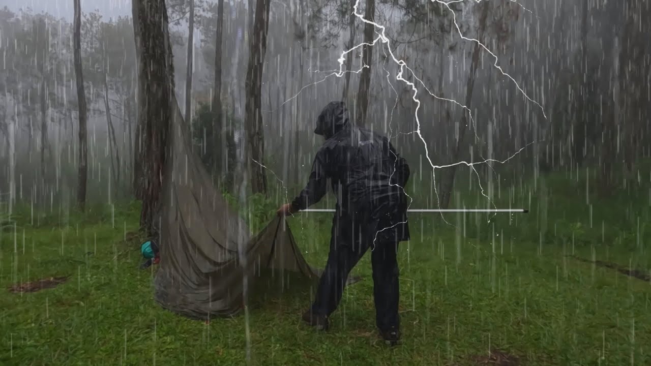 УДИВИТЕЛЬНЫЙ КЕМПИНГ В ЛИЖНЮ И ГРОЗЫ - РАССЛАБЛЯЮЩИЙ ОДИНОЧНЫЙ КЕМПИНГ В СИЛЬНЫЙ ДОЖДЬ