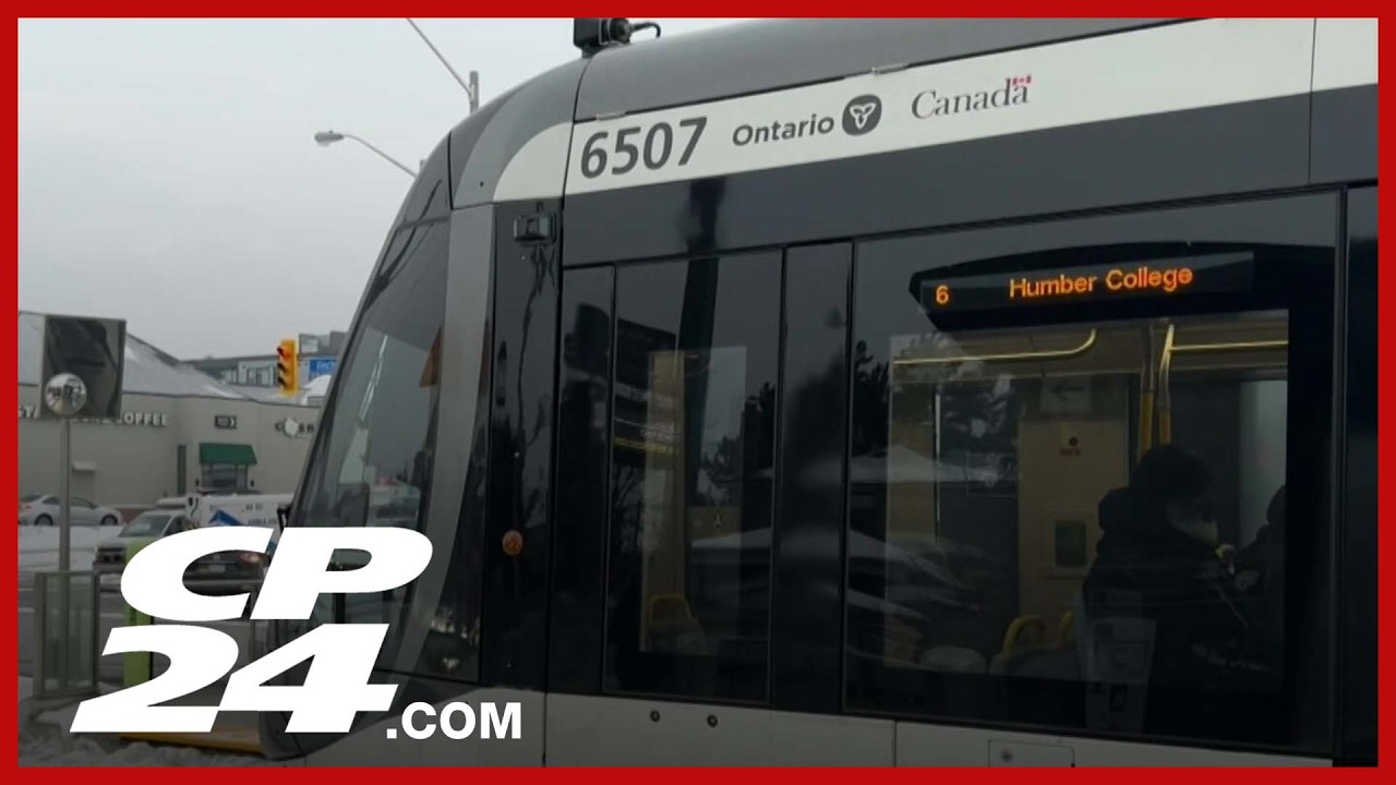 «Это значительно упрощает жизнь»: пассажиры TTC реагируют на продление часов работы линии легкоре...
