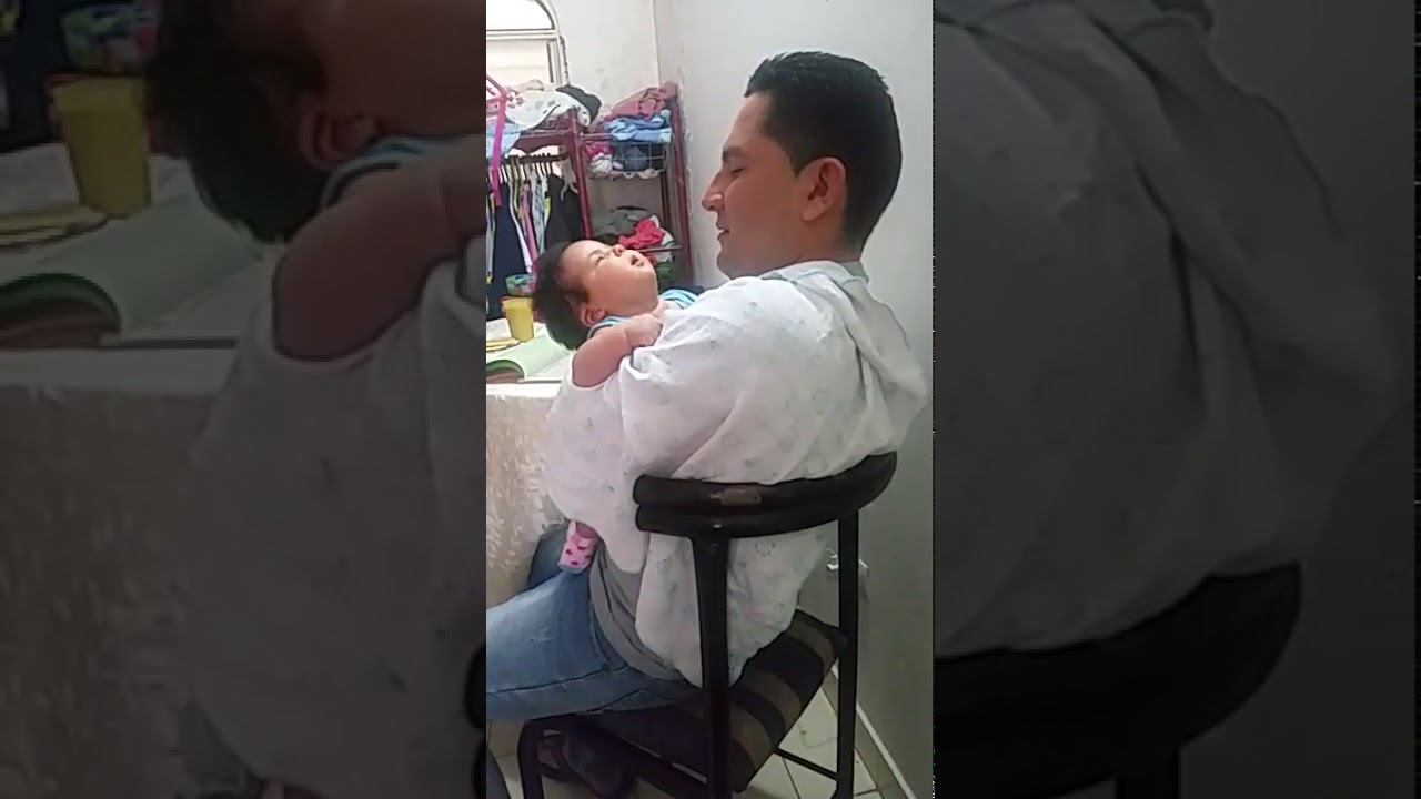 Bebé no quiere que el papá deje de dar besos.