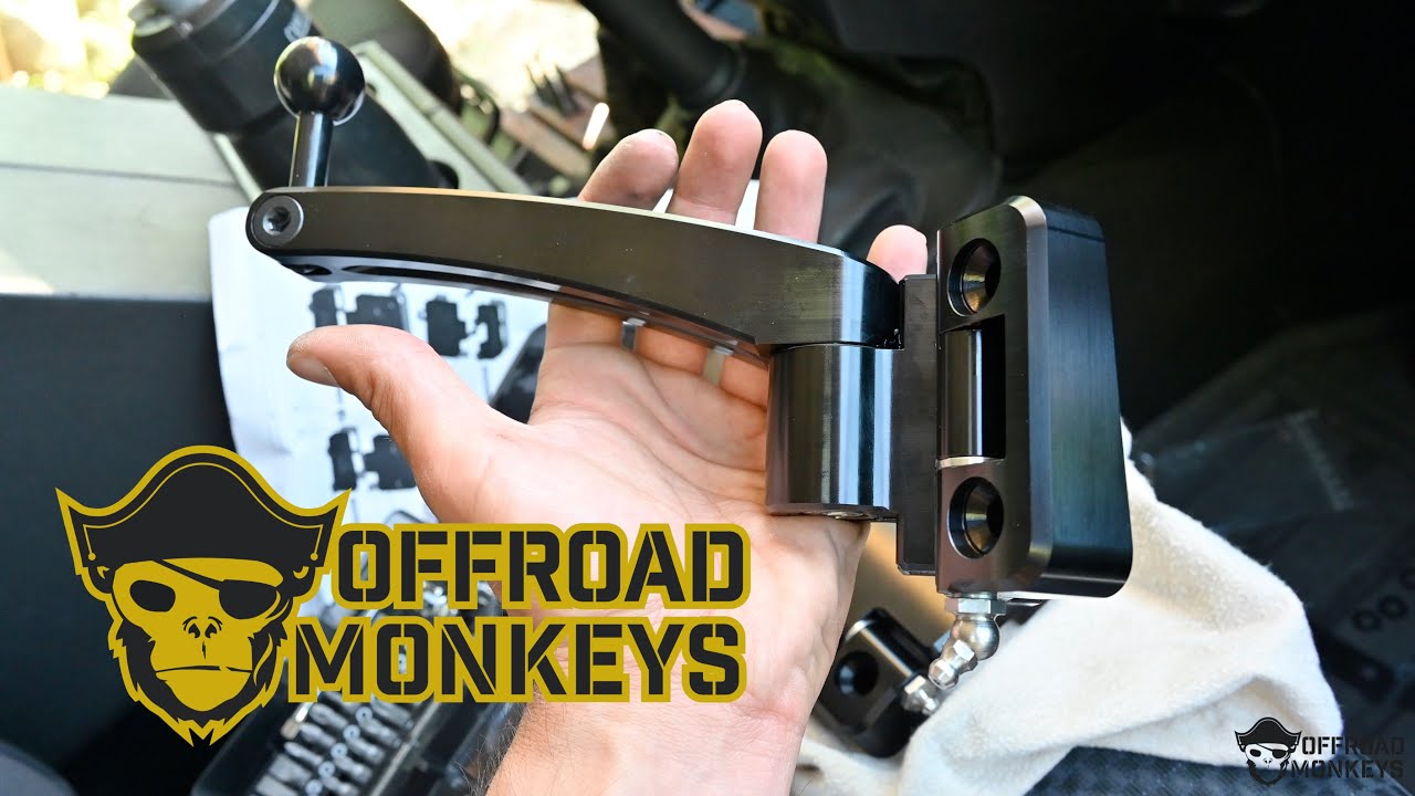 Préparation du Defender avec Offroad Monkeys, montage de charnières usinées en aluminium !