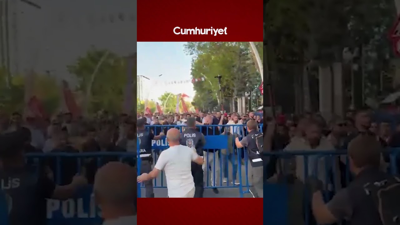 CHP Gen&ccedil;lik Kolları, kurulan polis bariyerlerini aşarak Tandoğan Meydanı'na girdi