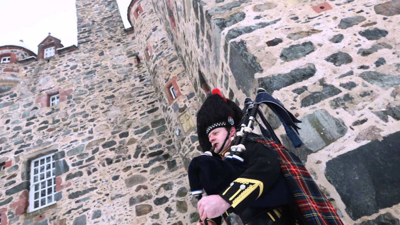 Wedding Piper plays The Garb of Auld Gaul