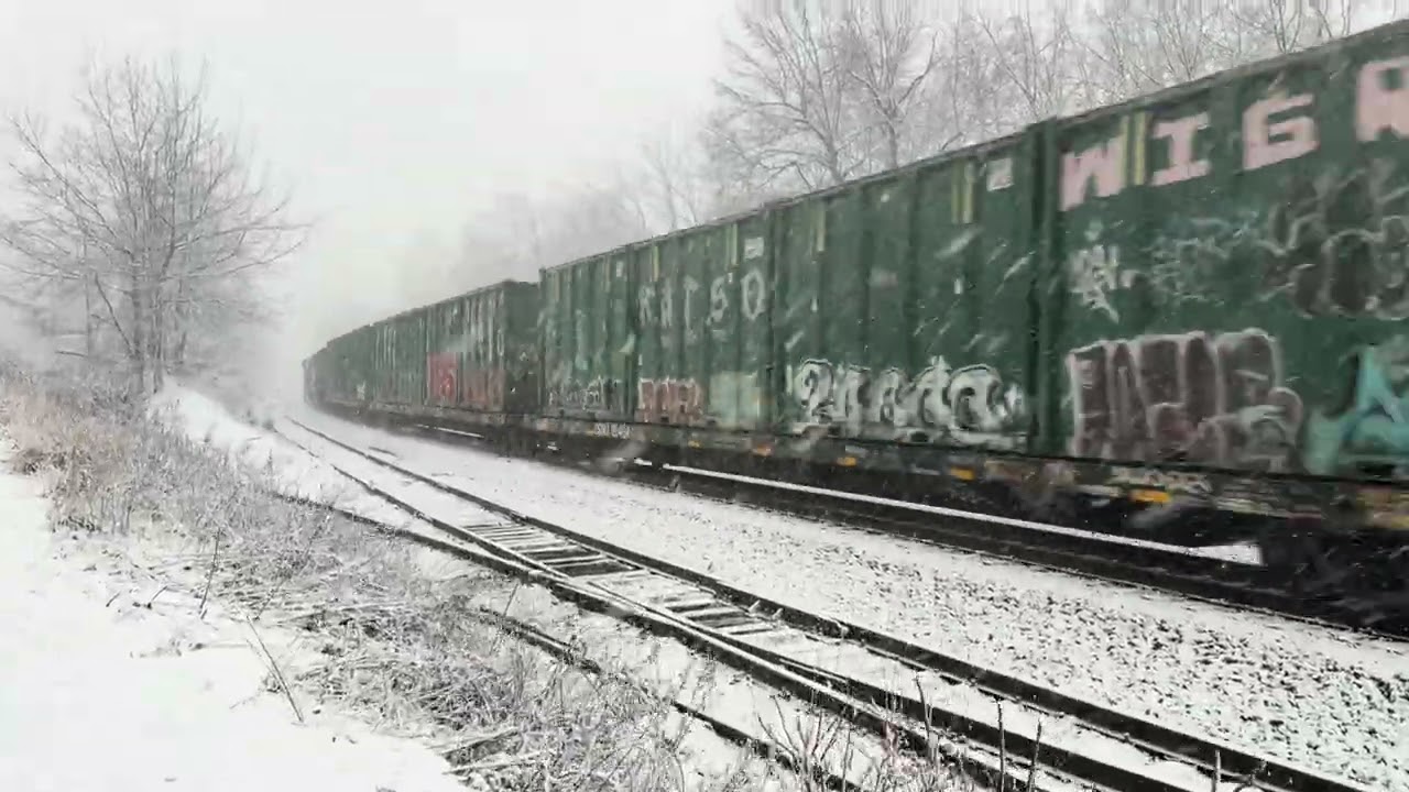 CSX 5432 ES40DC leads CSX M419 with a massive hornshow from my friend in a blizzard at Piscataway  