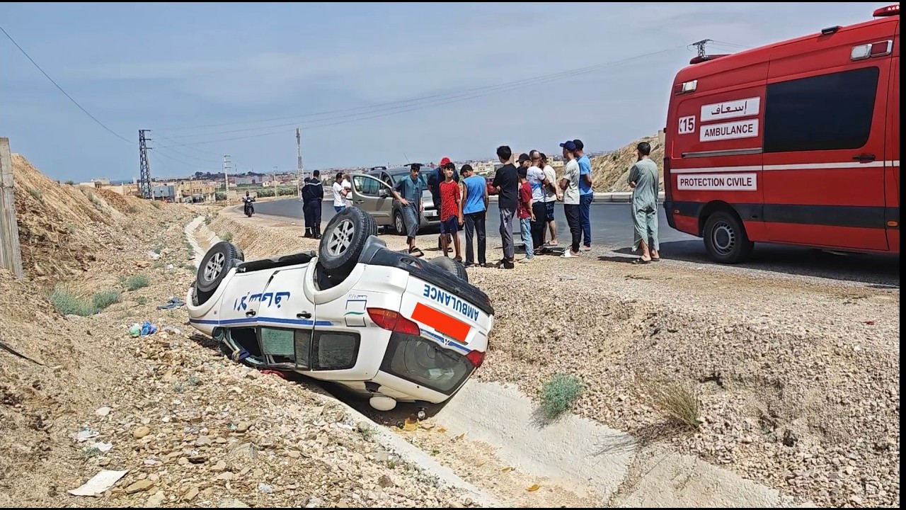 حادثة سير خطيرة😥انقلاب سيارة الإسعاف عبر الطريق الساحلي الناظور شاهد التفاصيل