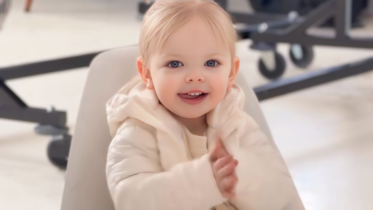 OHH MY SWEET ELLIE IS SO CUTE😍 SHE JUST WANTED TO SIT AND CLAP FOR HER MOM 🥺 LOOK AT THIS CUTENESS!😍