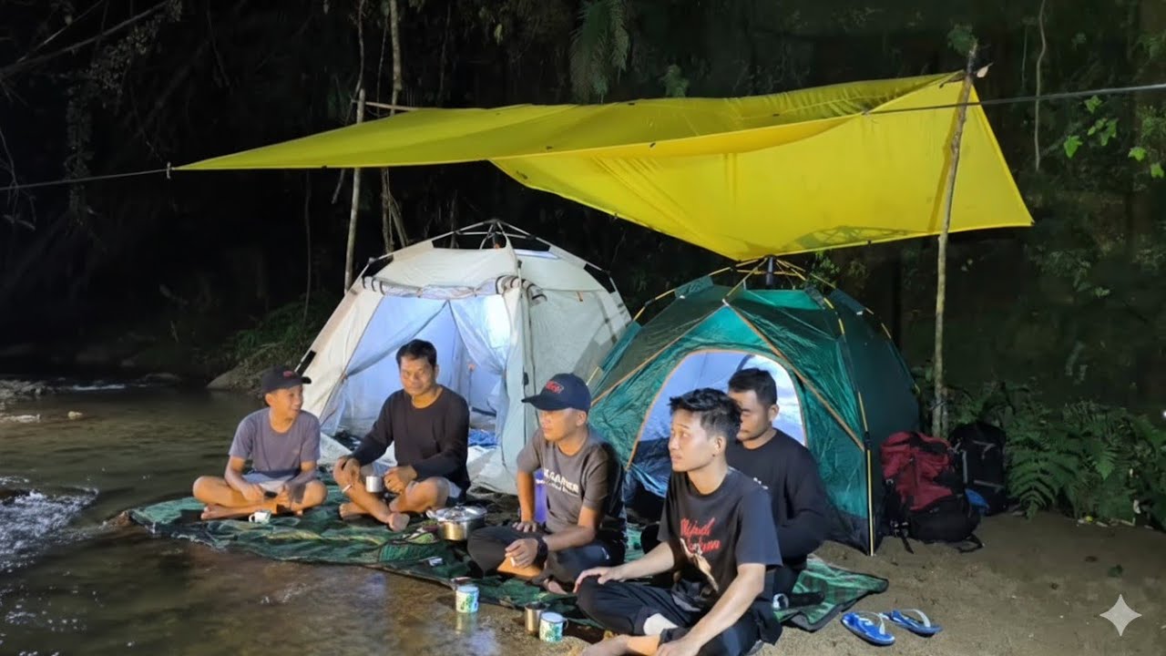 Seru!! camping hujan deras mendirikan tenda dibawah batu besar ramai ramai tidur nyenyak sampai pagi