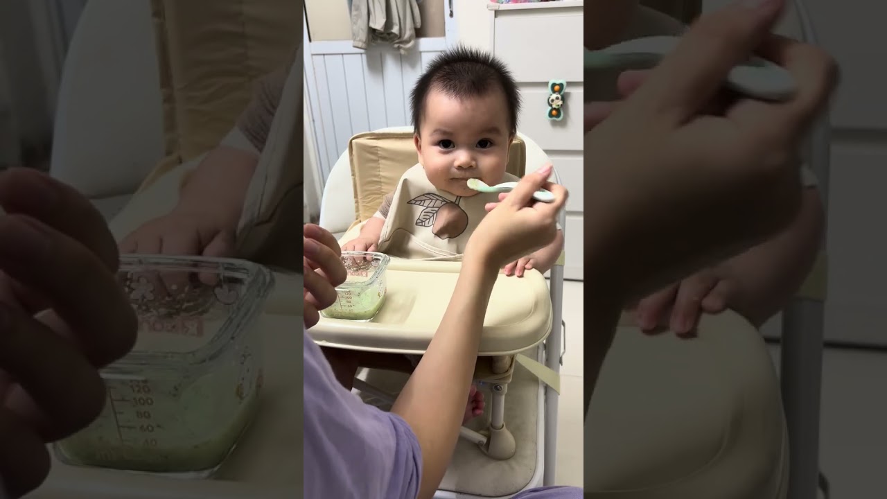 Em Pao đẹp trai nhất thế giới đánh bay 110ml cháo thịt heo rau ngót và gặm bắp non cực ngoan