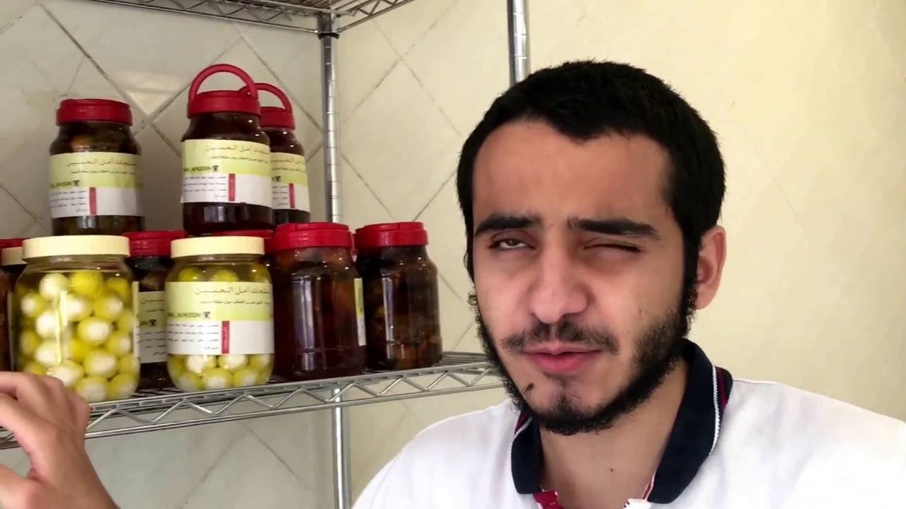 ثلاث شبان مكفوفين يبيعون منتجات والدتهم في محل تجاري في بريدة ـ العربية نت