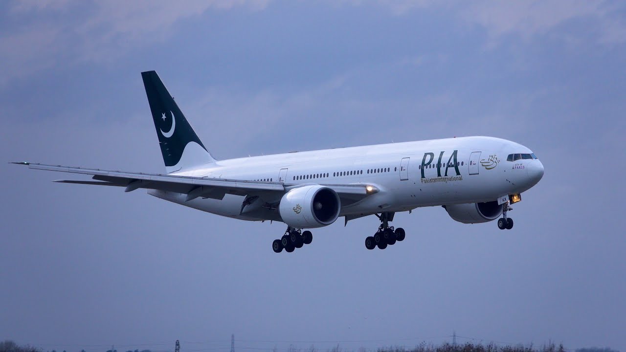 Pakistan International  Airlines AP-BHX Boeing 777 PK701 Islamabad To Manchester Crosswind Landing. 