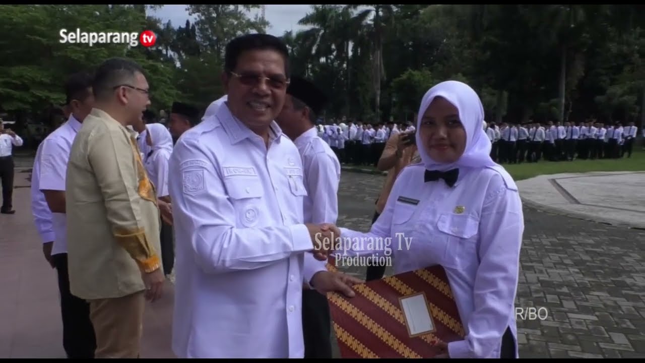 BUPATI LOMBOK TIMUR SERAHKAN SK PENGANGKATAN PPPK DAN CPNS LULUSAN 2024