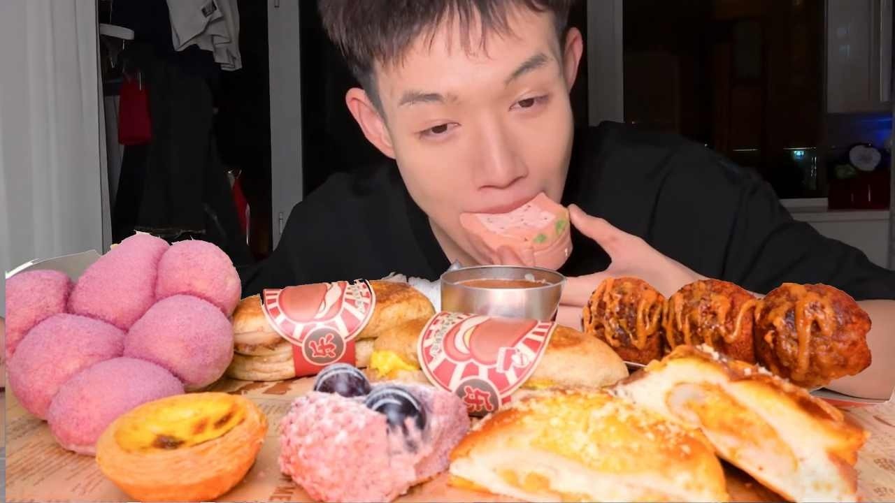 深夜爽吃一点点蛋糕安慰自己，一大桌根本不够吃，好吃还不腻【冻冻超大一口】