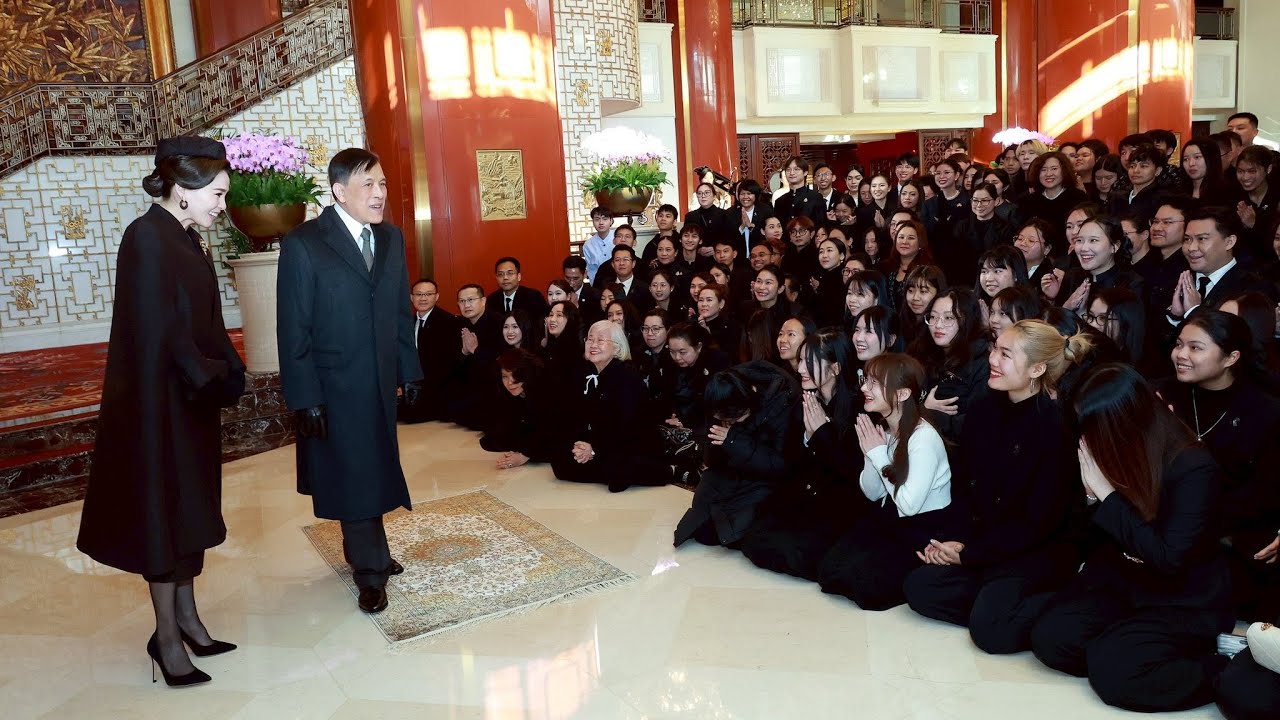 ในหลวงและพระราชินีทอดพระเนตรนิทรรศการ “หมื่นมิ่งมงคลไชย สายสัมพันธ์นิรันดรฯ