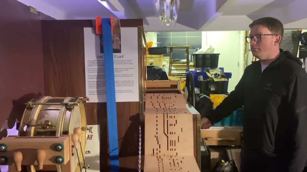 Draaiorgel De Tjiftjaf plays new book: Starman