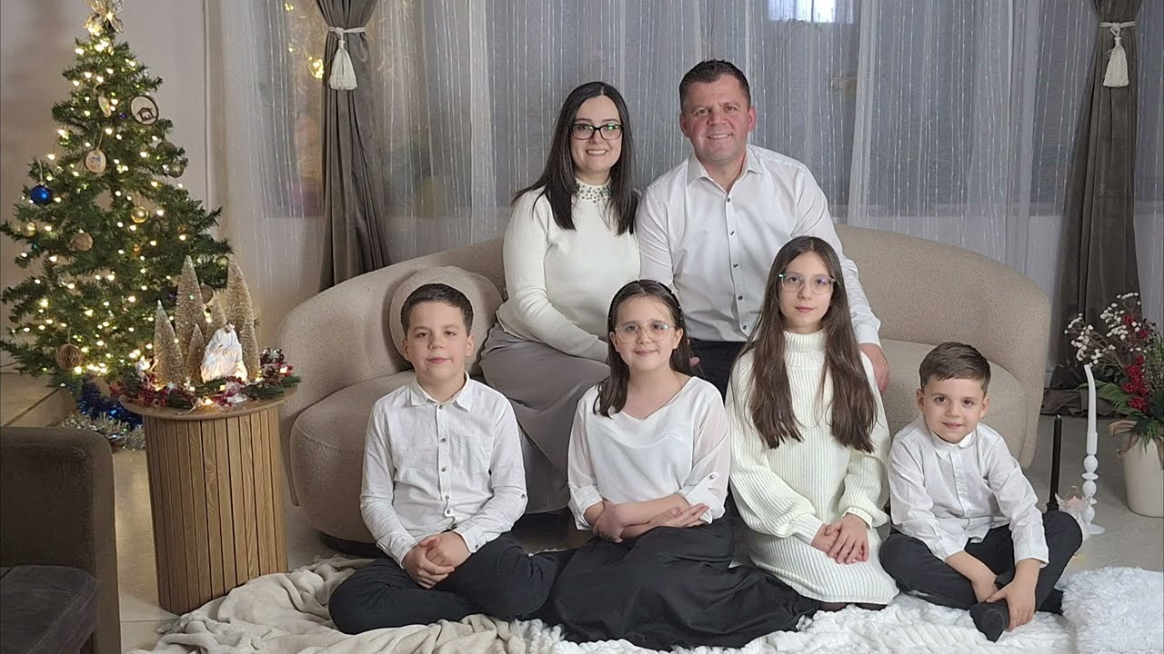 Familia Fedur, Departe-ntr-un Staul (Colind)