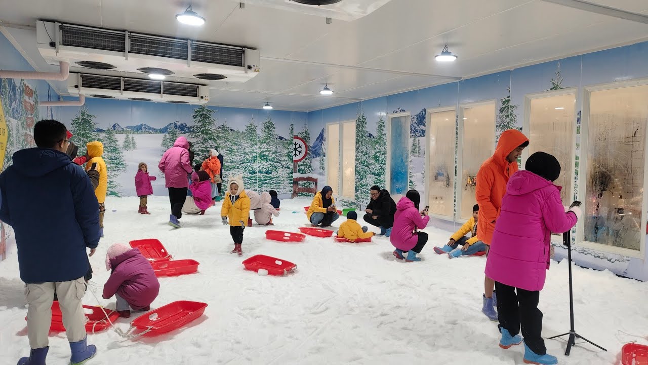 Ada tempat bermain salju di Transmart Malang, namanya Frozen Land