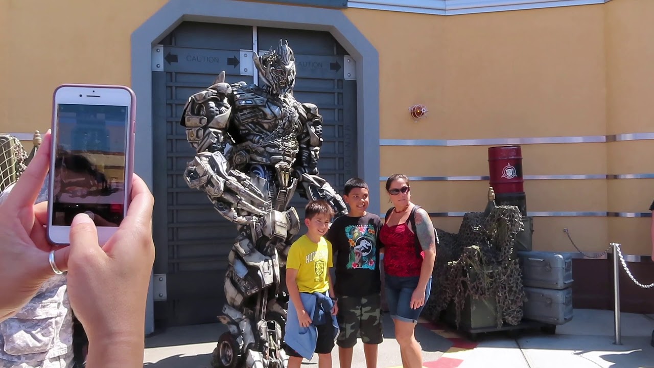 Мегатрон говорит по-испански в Universal Studios Hollywood