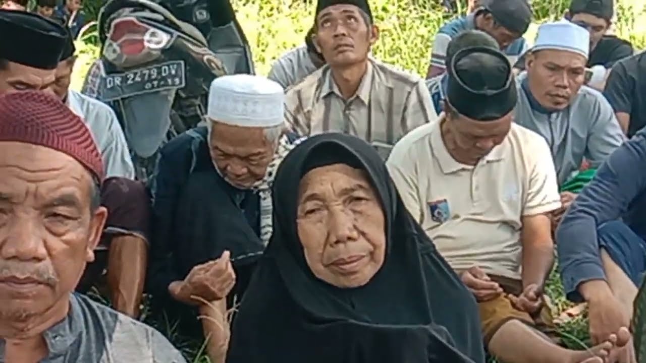 Pemakaman Amaq ida Nyurlembang di hadiri Ust Yusi Adnan