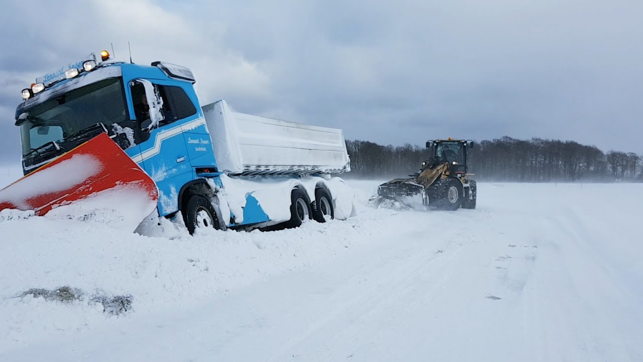 Snevejr sendte sneplov i grøften på Bornholm - DR Nyheder