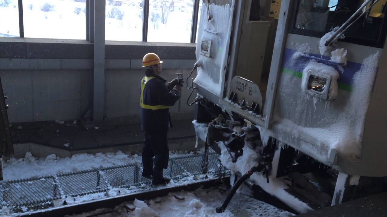 JR北海道キハ150富良野線、冬の連結作業。旭川駅にて2015/01/03